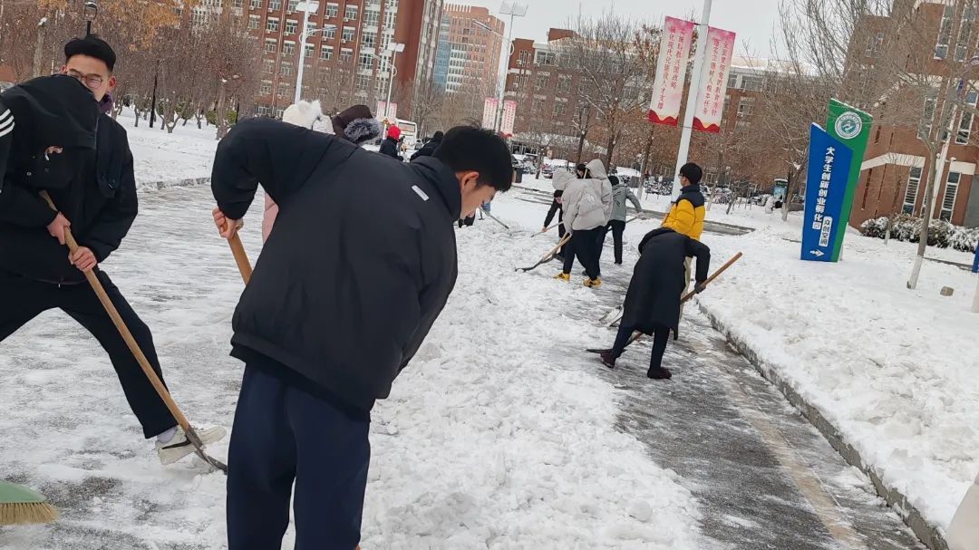 学校扫雪照片图片